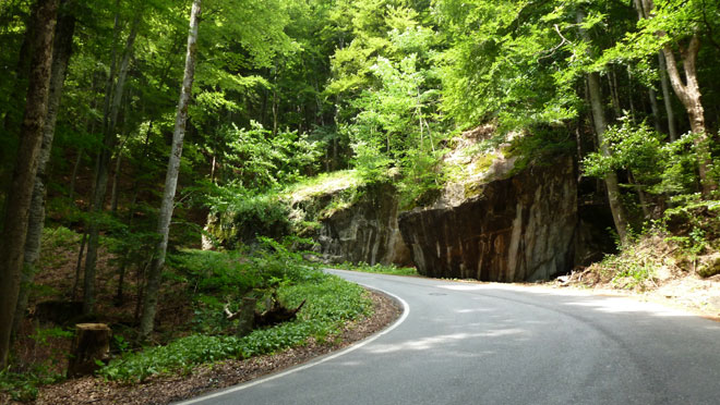 Strasse nach Valens, teis eng und mit steilen Kehren