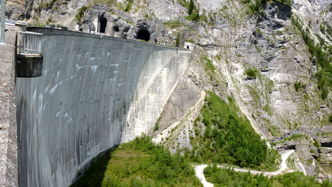 Blick von der Staumauer hinunter