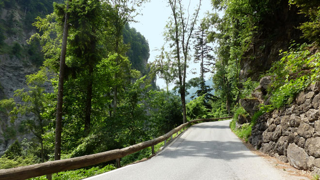 Strasse nach Valens, teis eng und mit steilen Kehren