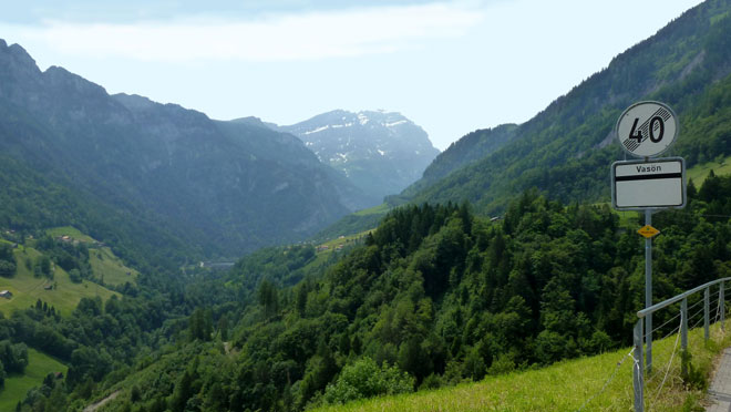 Über Vasön erreichst du im Talgrund (im Hintergrund sichtbar) die Staumauer Mapragg