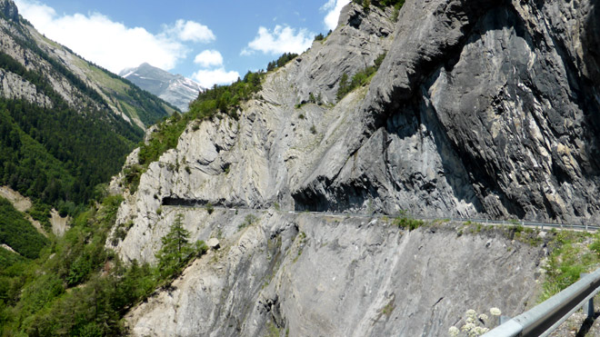 Strasse dem Fels abgerungen
