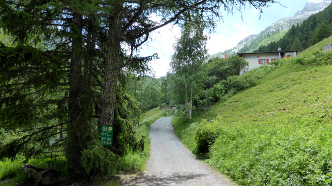 Kurzer Fussmarsch zum Restaurant Refuge du Lac