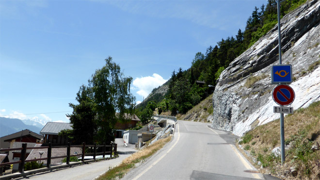 Beginn der Postautostrasse Richtung Derborence