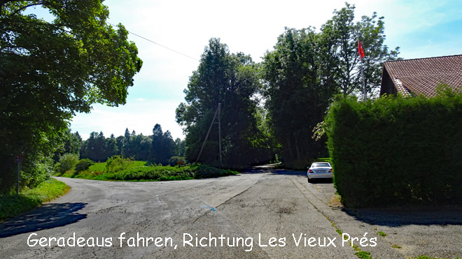 Geradeaus in die schmale Strasse fahren, Richtung Les Vieux Prés