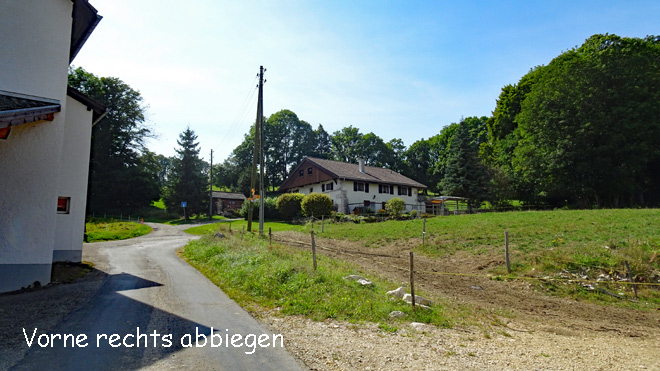 Bei der Kreuzung vorne nach rechts abbiegen