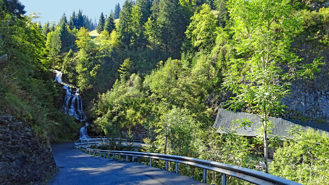 Hier ist die Strasse noch schmal, Wasserfall