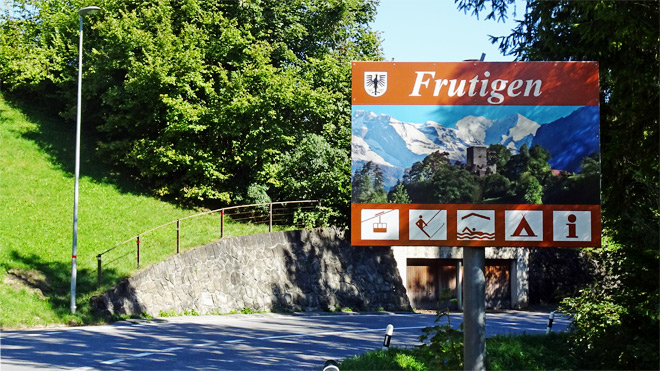Frutigen Infotafel, auf dem Bild die Ruine Tellenburg