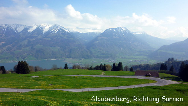 Unterwegs auf dem Glaubenberg dem 4. Pass, Blick hinunter zum Sarnersee