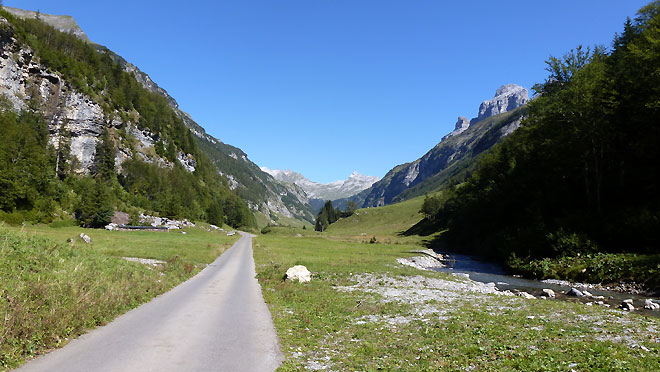 Fahrt ins Hochtal hinein