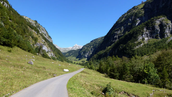 Fahrt ins Hochtal hinein