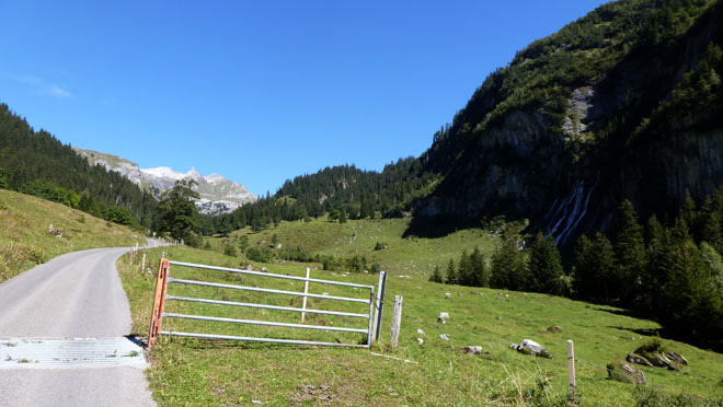 Abschrankung, rechts Wasserfälle direkt dem Felsen entsprimgend