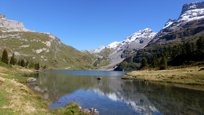 Spiegelung der Berge im Engstlensee