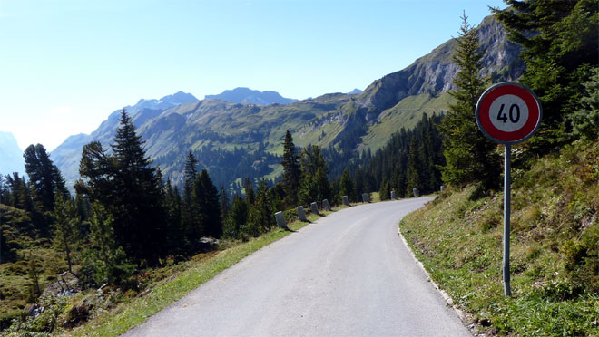 Fahrt durchs Gental hinaus mit Gegensonne