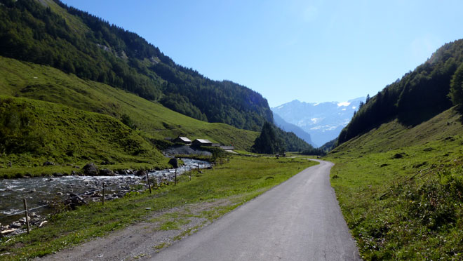 Fahrt durchs Gental hinaus mit Gegensonne