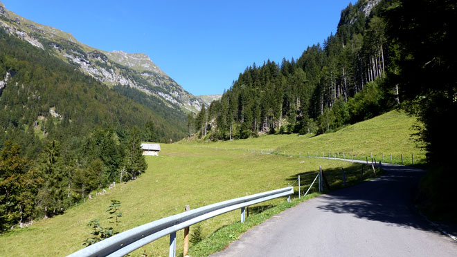 Richtung Mautstelle durch eine traumhafte Alpenlandschaft