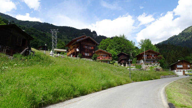 Kleine Siedlung nach der Murgang-Passage