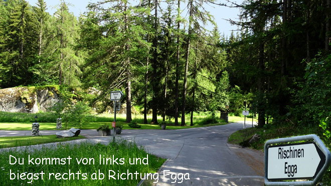 Du kommst von links vom Stausee her, biege rechts ab Richtung Egga