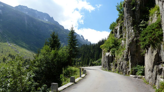... bevor die Strasse wieder breiter wird