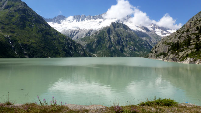 Göschneralpsee, Stauvolumen 9.3 Mio m3, Länge der Staumauer 540 m, Höhe 155 m