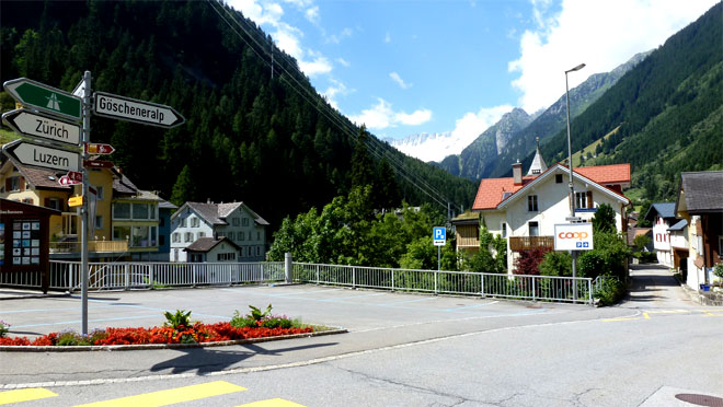 Dorf Göschenen, dem Wegweiser nach rechts Richtung Göscheneralp folgen