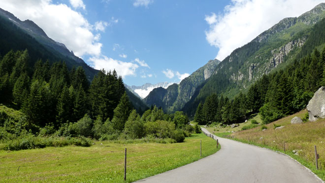 Richtung Göscheneralp, im Hintergrund der Dammastock
