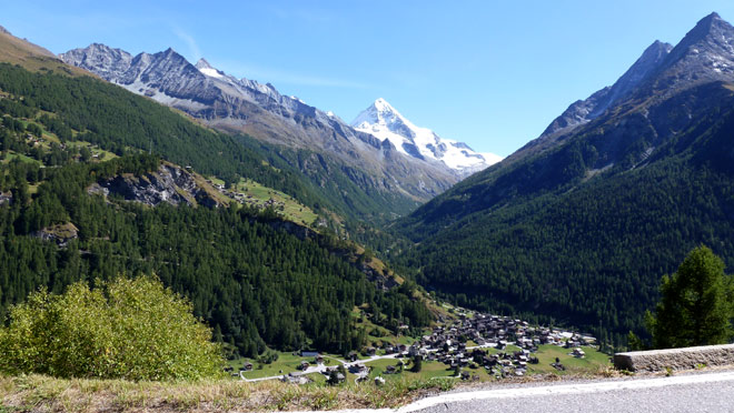 Hoch über Les Haudères auf dem Weg nach Arolla