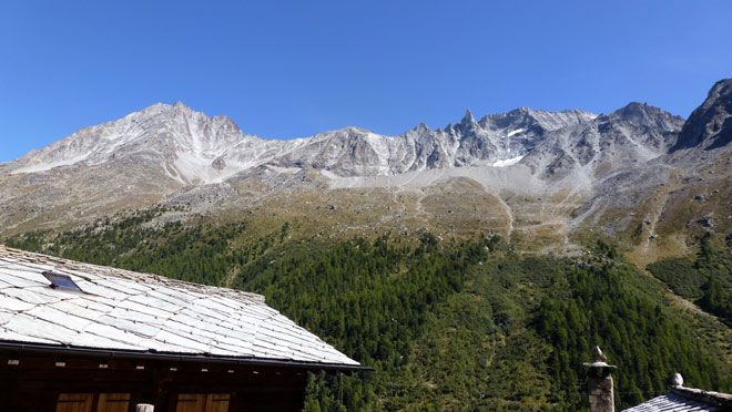 Im Dorf Arolle, Blick hinauf zur Bergkette