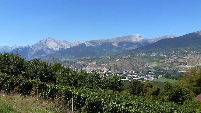 Blick hinunter nach Sion mit der Festung Tourbillone