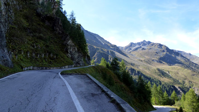 Auf dem steilen und eher schmalen Weg hinauf zur Staumauer