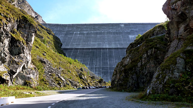 ... und da ist sie: Die gewaltige Barrage du Grande Dixence