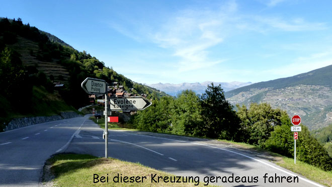 Bei dieser Kreuzung warst du schon mal, diesmal aber geradeaus weiterfahren