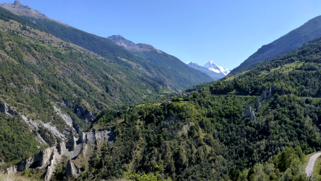 Vom weiher sichtbar: Die Pyramiden von Euseigne