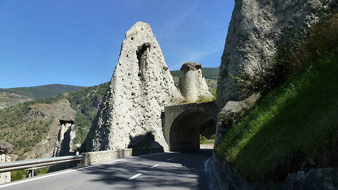 Die Strasse führt direkt durch eine der Pyramiden