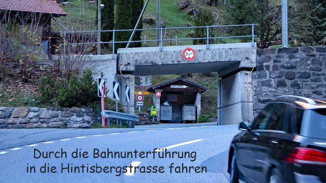 Fahre durch die Bahnunterführung und unmittelbar darnach in die Hintisbergstrasse