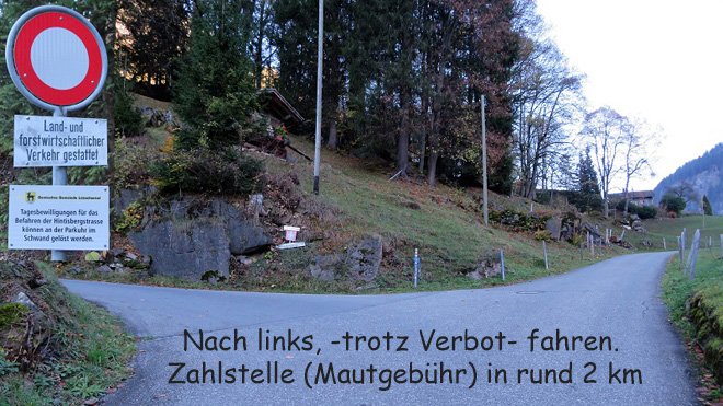 Links abbiegen, trotz Fahrverbot, - aber in rund 2 km wartet die Zahlstelle auf dich
