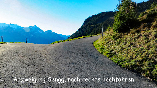 Abzweigung Sengg, fahre nach rechts den Berg hoch