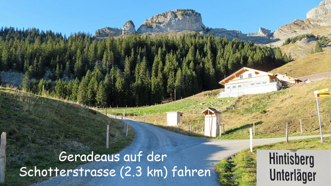 Geradeaus auf der Natur-Schotterstrasse fahren