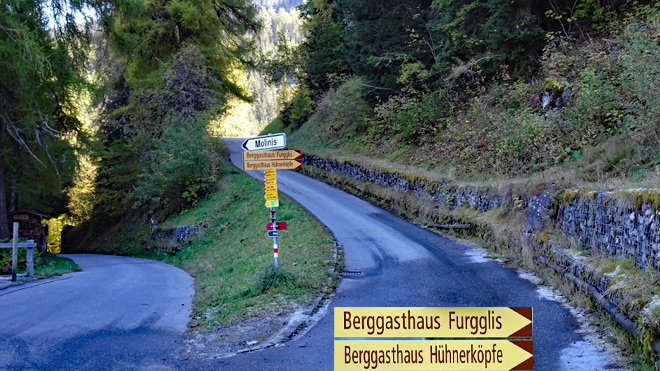 Tschiertschen, rechts Richtung Berghaus Hühnerköpfe abbiegen