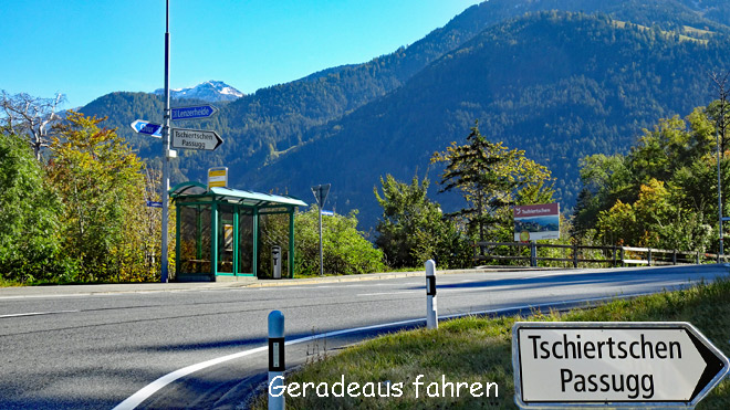Strasse nach Lenzerheide, geradeaus Richtung Tschiertschen fahren