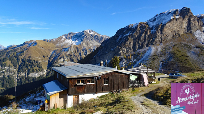 Blick von oberhalb auf das Berhaus und die Bergwelt