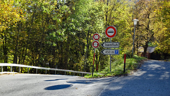 Nach links direkt ins Dorf Isenfluh fahren