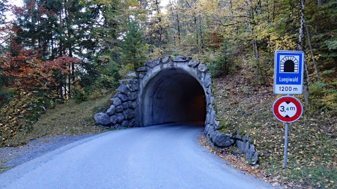 Kehrtunnel, bei der Talfahrt heisst der Tunnel Luegiwald