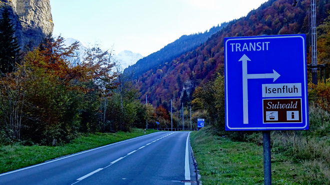 Vorne nach rechts Richtung Isenfluh fahren
