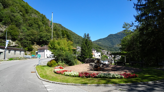 Isona, Parkanlage anfangs Dorf
