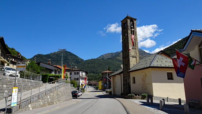 Kirche Isone, links am Strassenrand steht der Wegweiser