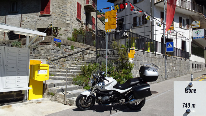 Isone 748 m.ü.M., Meine BMW 1200 R vor dem Wegweiser (Beweisfoto Pässewettbewerb)