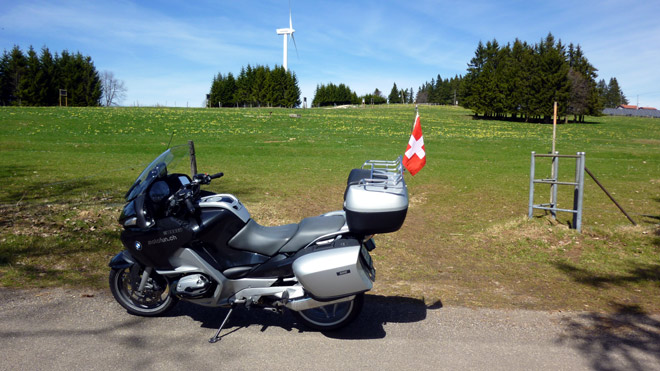 Mont Solieil, Windturbine, rechts Sonnenkraftwerk