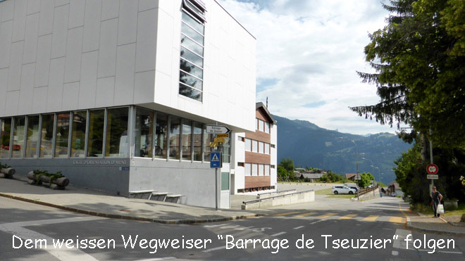 Dem weissen Wegweiser Barrage de Zeuzier folgen