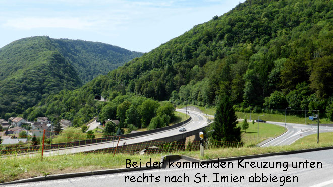 An der Kreuzung unten Richtung St. Imier abbiegen (Tunnel)