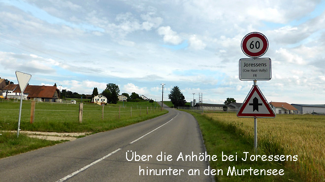 Über die Anhöhe bei Joressens hinunter an den Murtensee